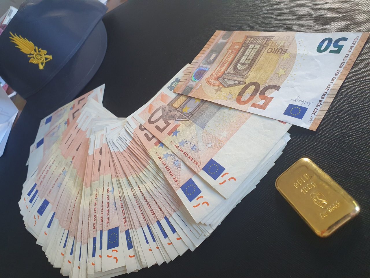 Debiti col fisco e Reddito di Cittadinanza, fermati al confine con un lingotto e 5mila euro