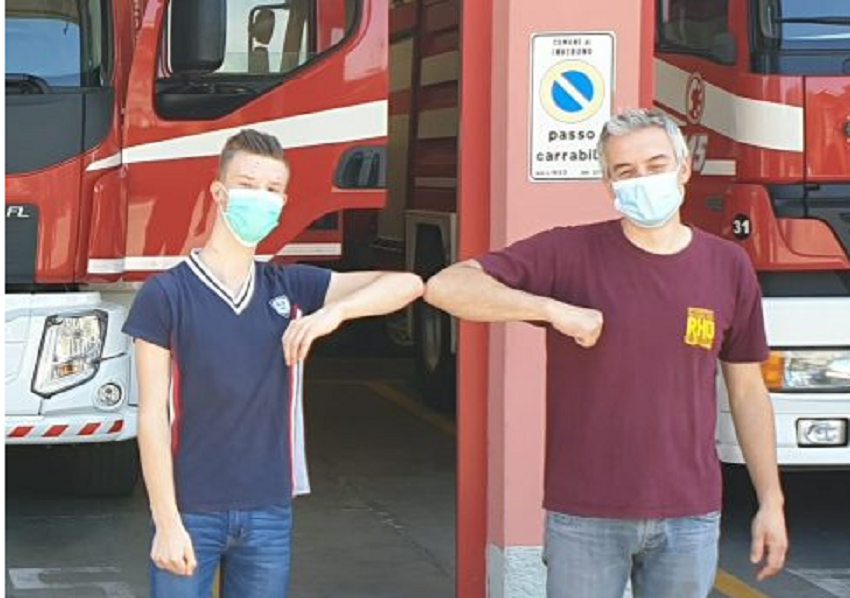 14enne di Olgiate Olona realizza una scultura in legno per i pompieri