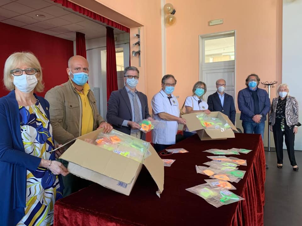 Lions Club Olgiate Olona: donate  mascherine colorate ai bambini delle scuole