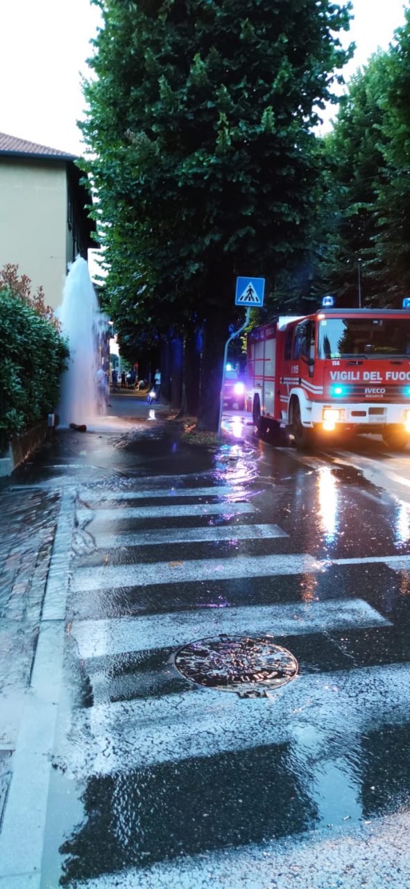 Salta idrante in via Marconi, sul posto i pompieri