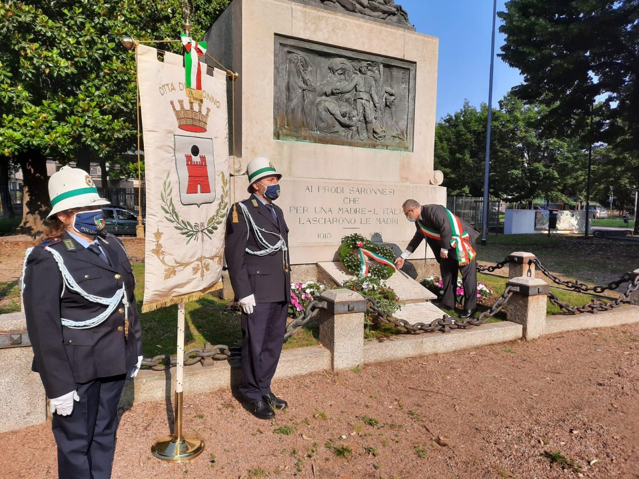 2 Giugno deposte le corone ai monumenti a Saronno
