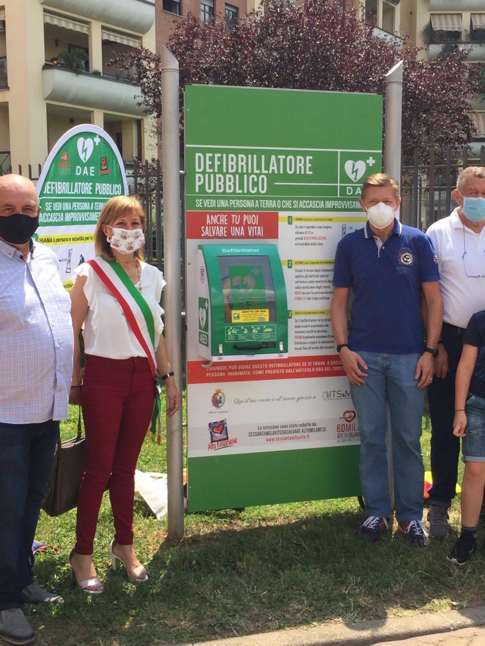 Inaugurato un defibrillatore in via don Testori