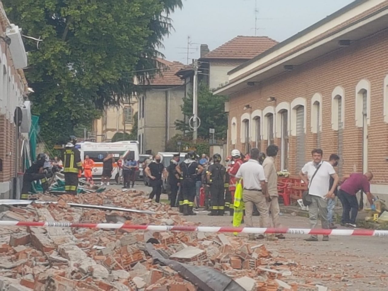 Crollo di Albizzate, crepe “strutturali” sulle pareti dell’edificio prima del crollo fatale