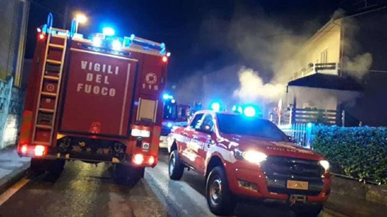 Incendio in una casa a Solaro, fiamme spente solo a tarda notte