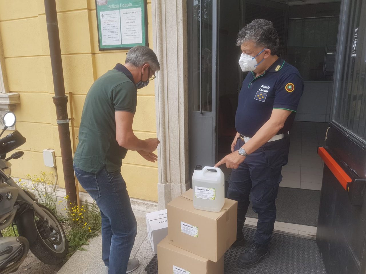 Nuova donazione a Tradate: 50 litri di gel igienizzante dal Gran Bazar