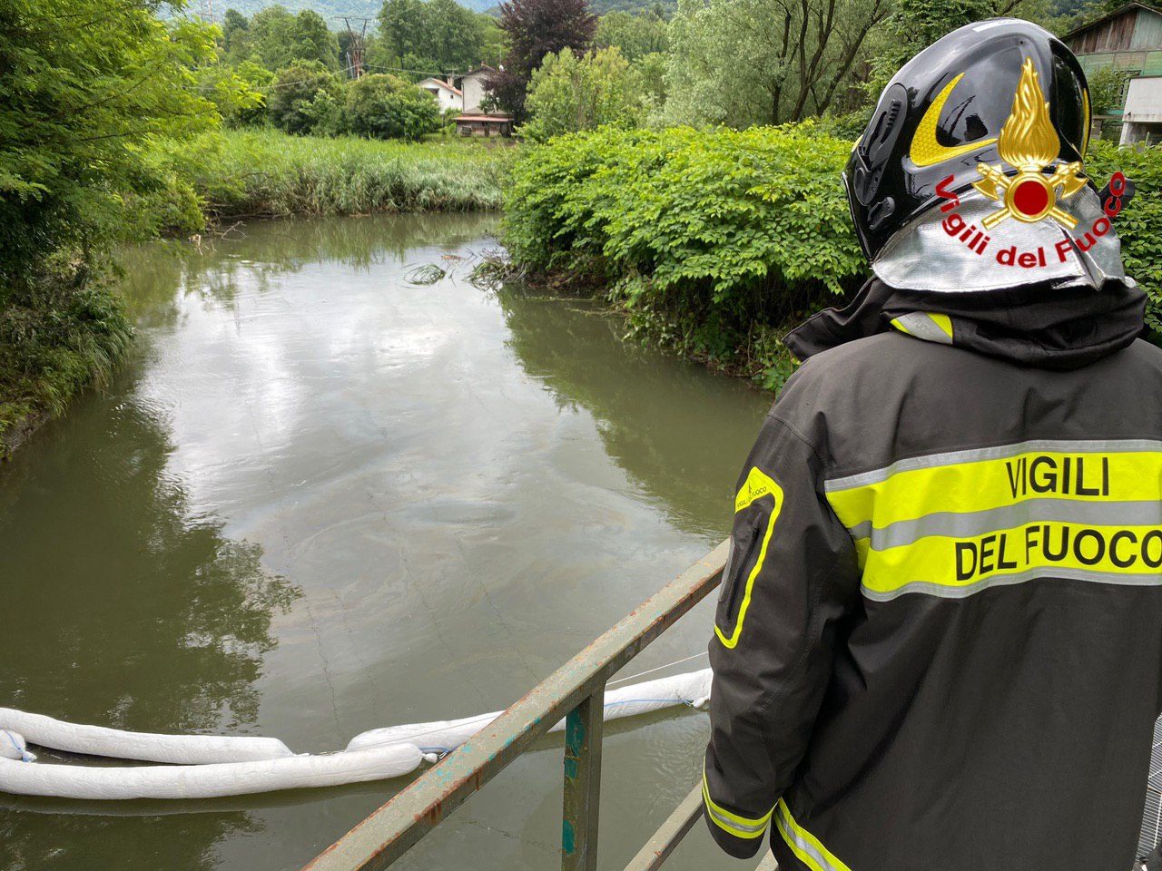Idrocarburi nel torrente Margorabbia a Cunardo: chiazza confinata, indagini in corso