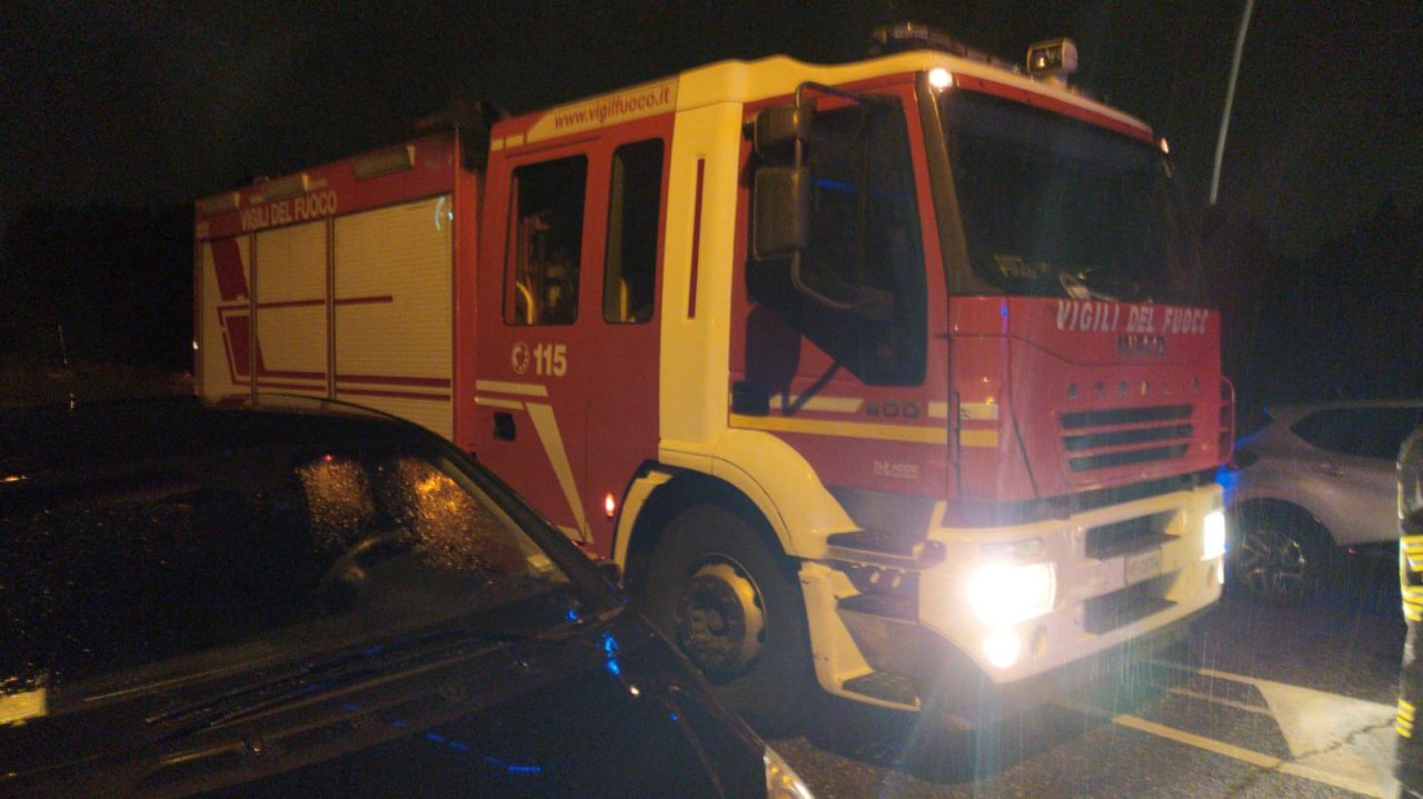 auto contro ostacolo a olgiate olona