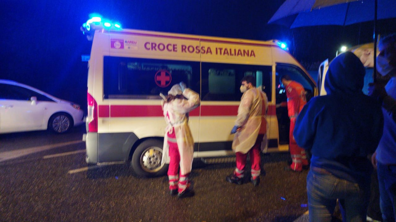 auto contro ostacolo a olgiate olona