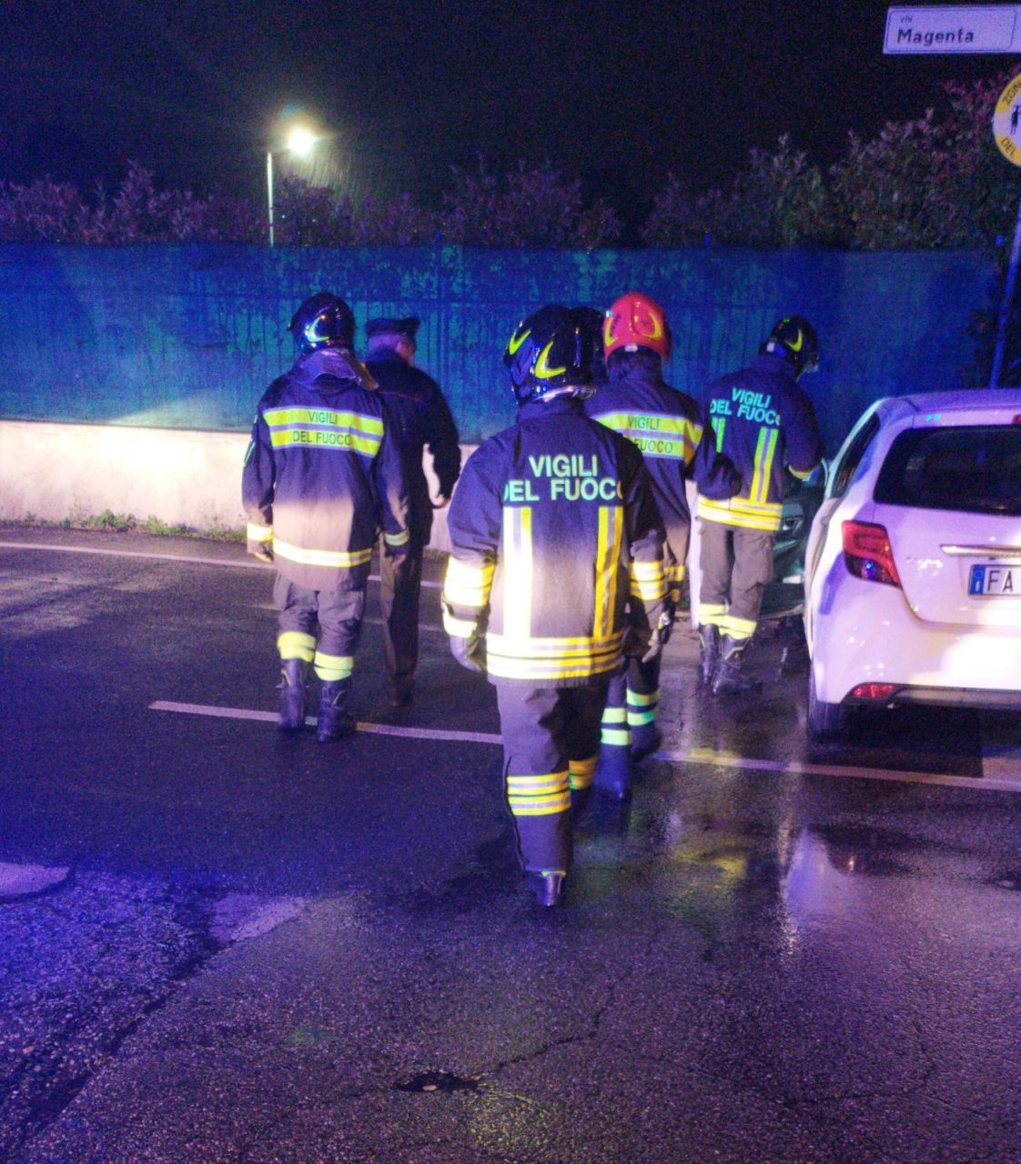 auto contro ostacolo a olgiate olona