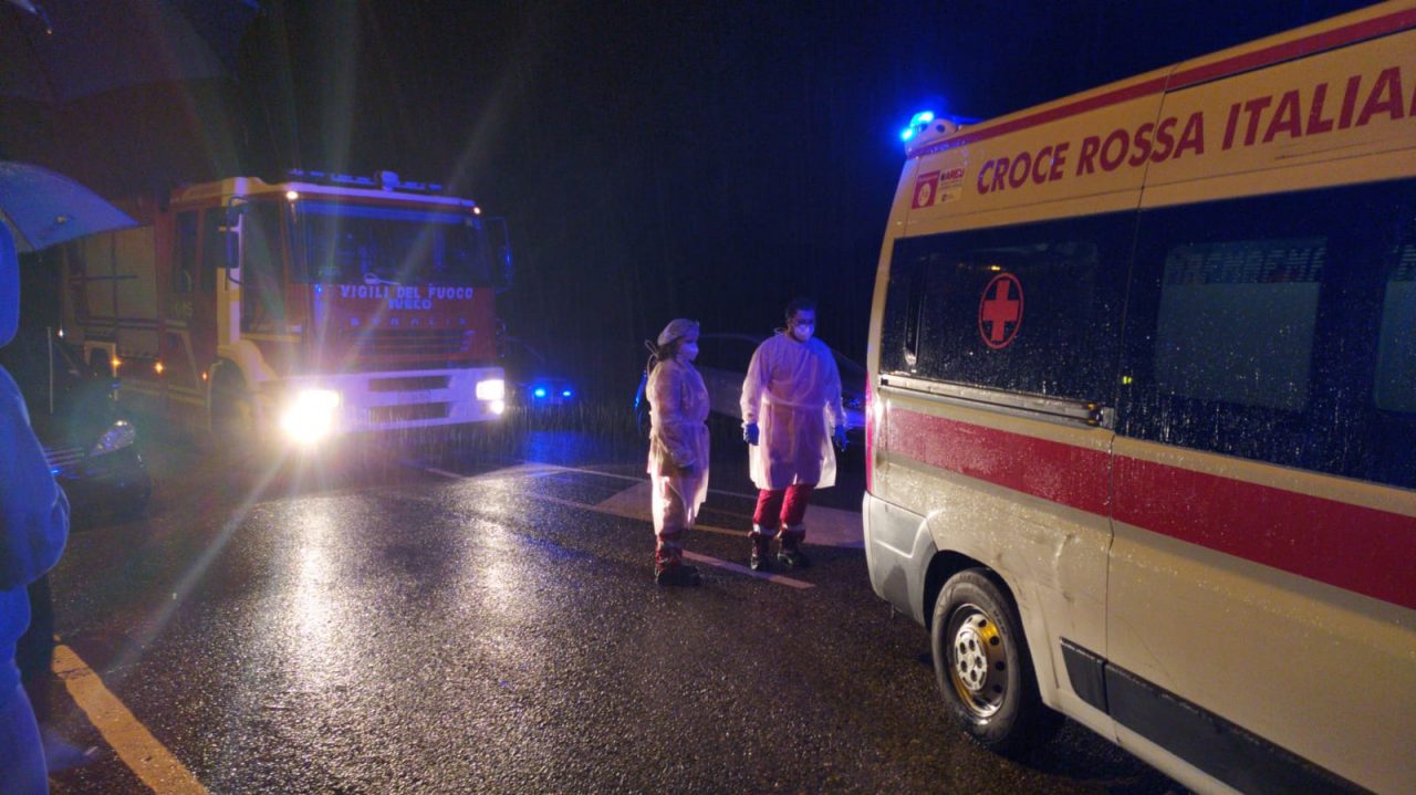 auto contro ostacolo a olgiate olona
