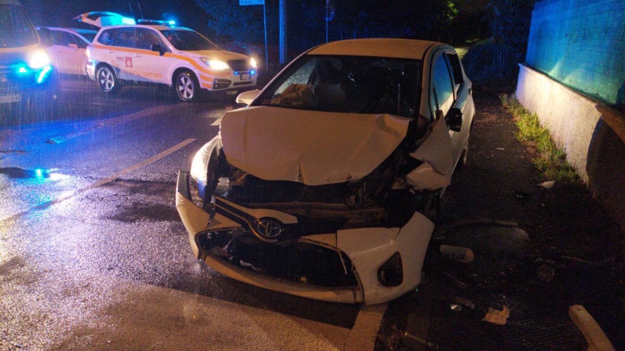 Auto contro ostacolo a Olgiate, tre giovani feriti FOTO