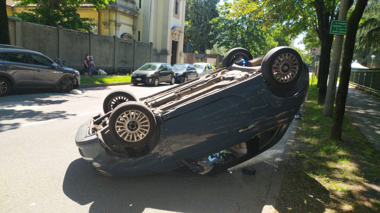incidente a busto, auto si ribalta