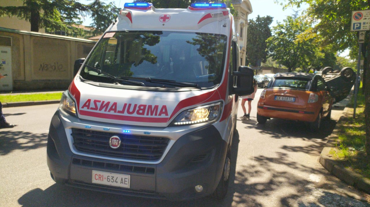 incidente a busto, auto si ribalta