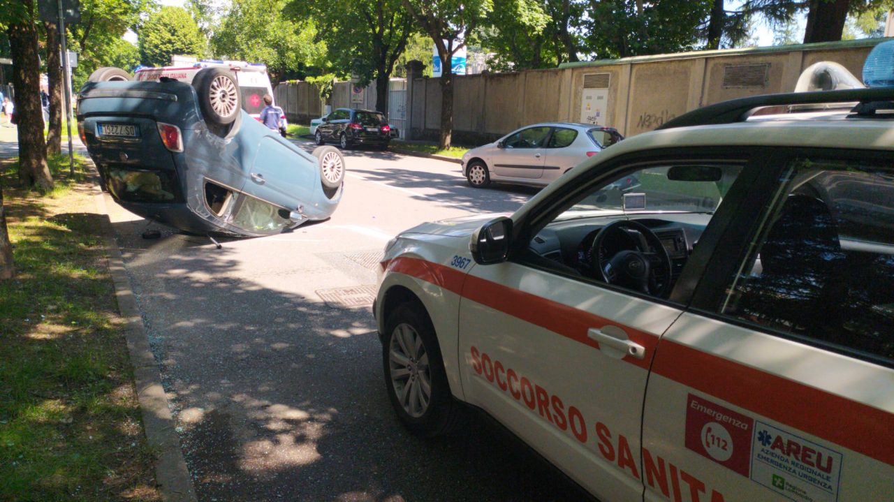 incidente a busto, auto si ribalta