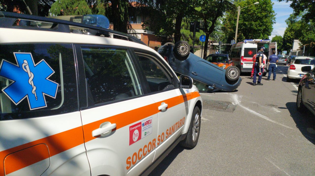 incidente a busto, auto si ribalta