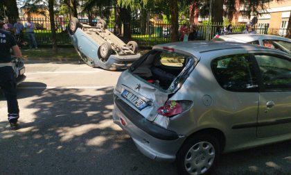 Si scontra contro tre auto e poi si ribalta. Carambola a Busto FOTO