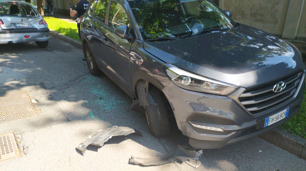 incidente a busto, auto si ribalta