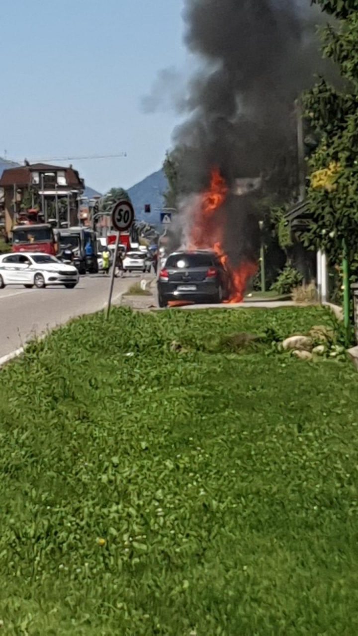 Auto in fiamme in Varesina, Vigili del Fuoco al lavoro a Castiglione VIDEO