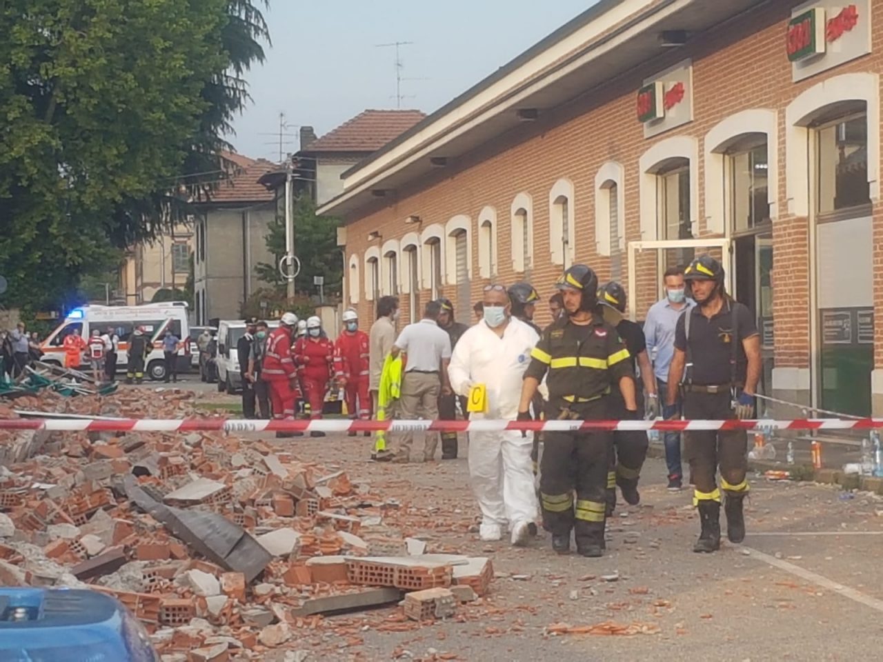 Albizzate, fuori pericolo l’altra donna travolta dalle macerie