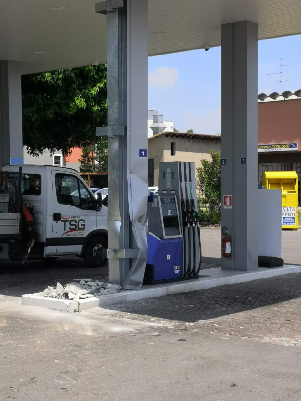 Con una ruspa rubano la colonnina del self service, colpo al distributore di benzina a Solaro
