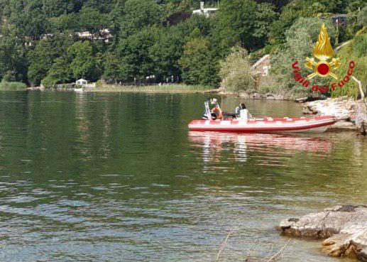Inabissato mentre era nel lago, soccorso dagli altri bagnanti: è grave