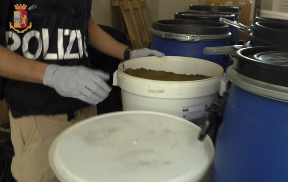 450 chili di hashish e marijuana sequestrati nell’azienda di cannabis light di Fenegrò VIDEO