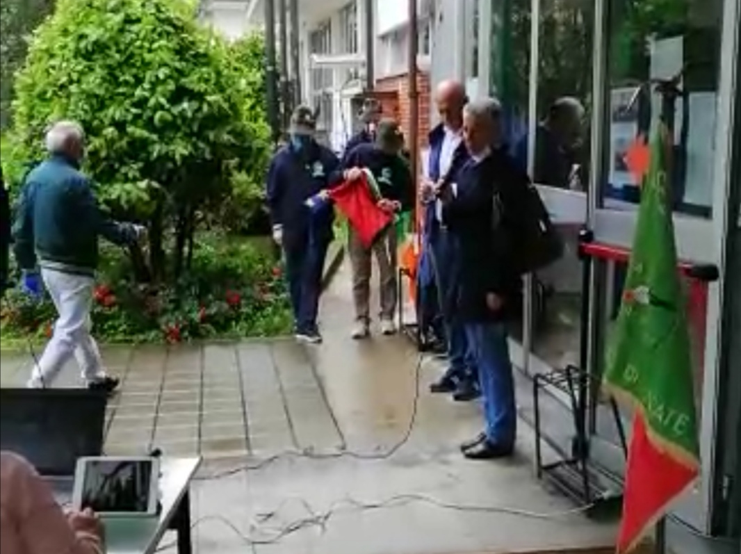 Ultima campanella: la cerimonia dell’ammaina bandiera, ma senza alunni