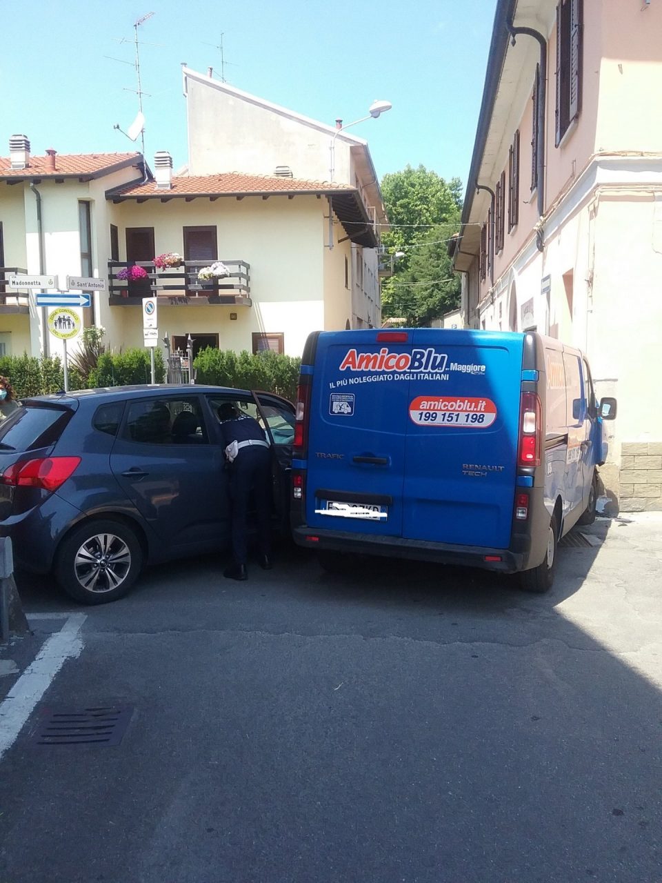 Scontro all’incrocio, ferita una locatese