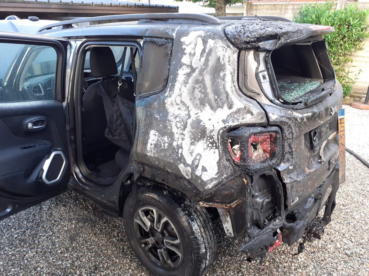 Per “salvare” l’auto dalle fiamme si ustiona FOTO