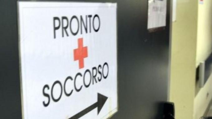 Litigano, danneggiano le auto in sosta e in Pronto soccorso aggrediscono i medici