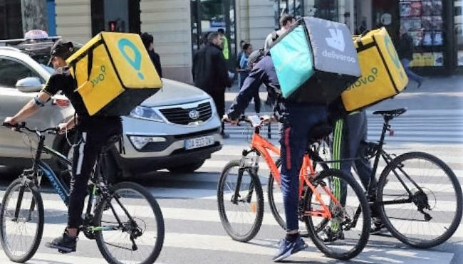 Tre giovani arrestati per rapina ai danni di un rider