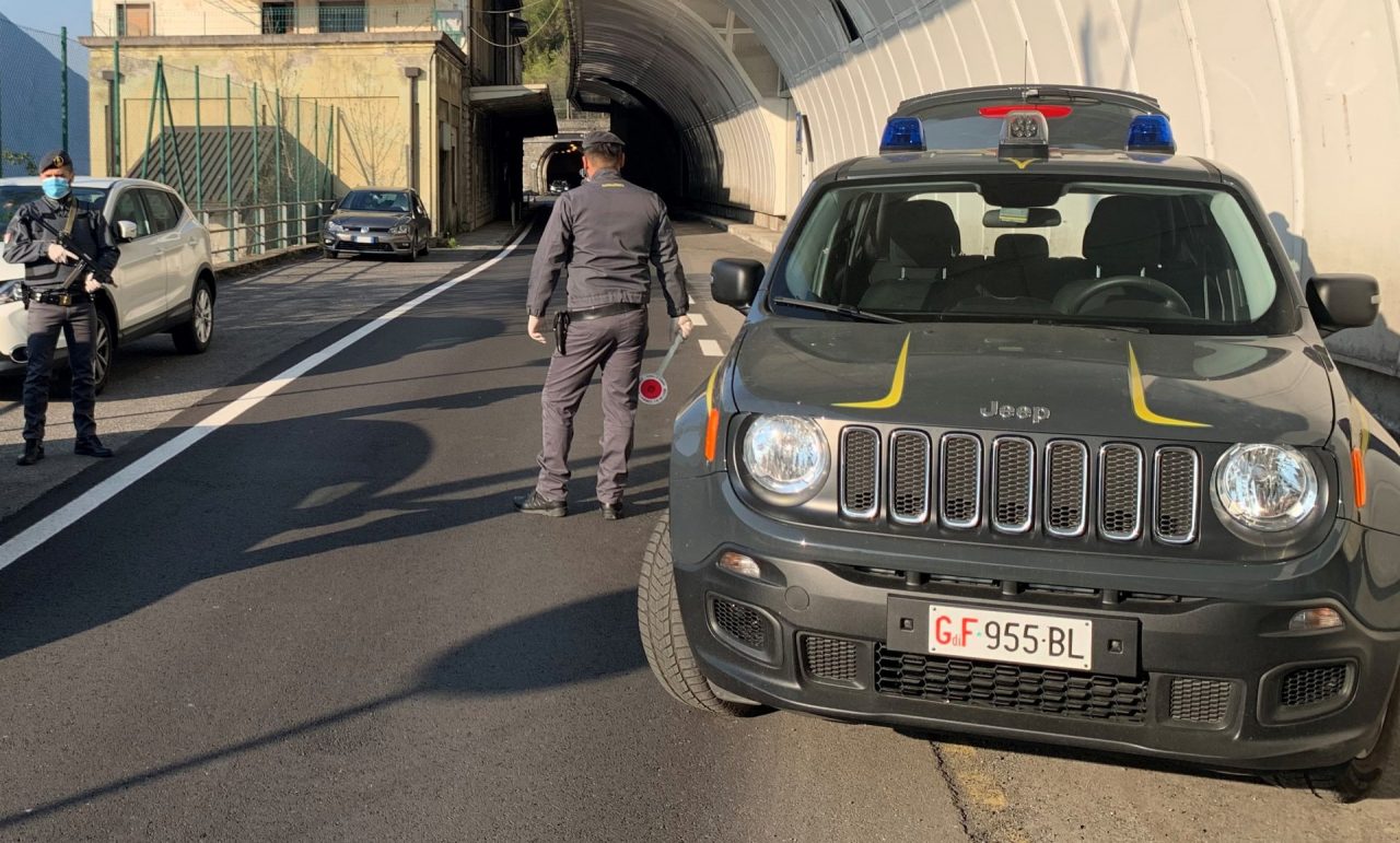 Auto svizzera, proprietario italiano: denunciati per contrabbando, sequestrate 7 auto e uno scooter