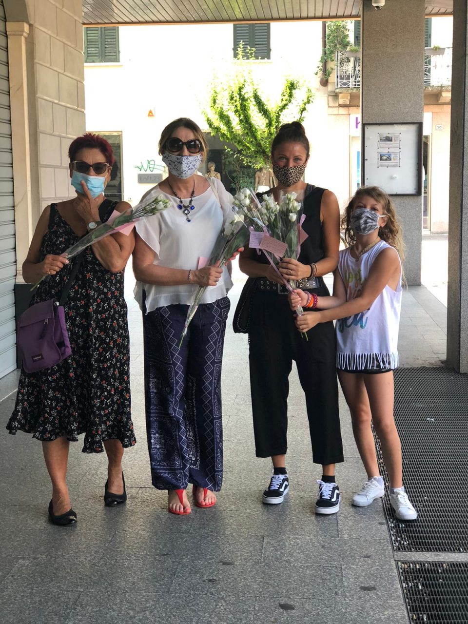 Un giglio bianco alle commercianti e donne saronnesi per Santa Maria Goretti