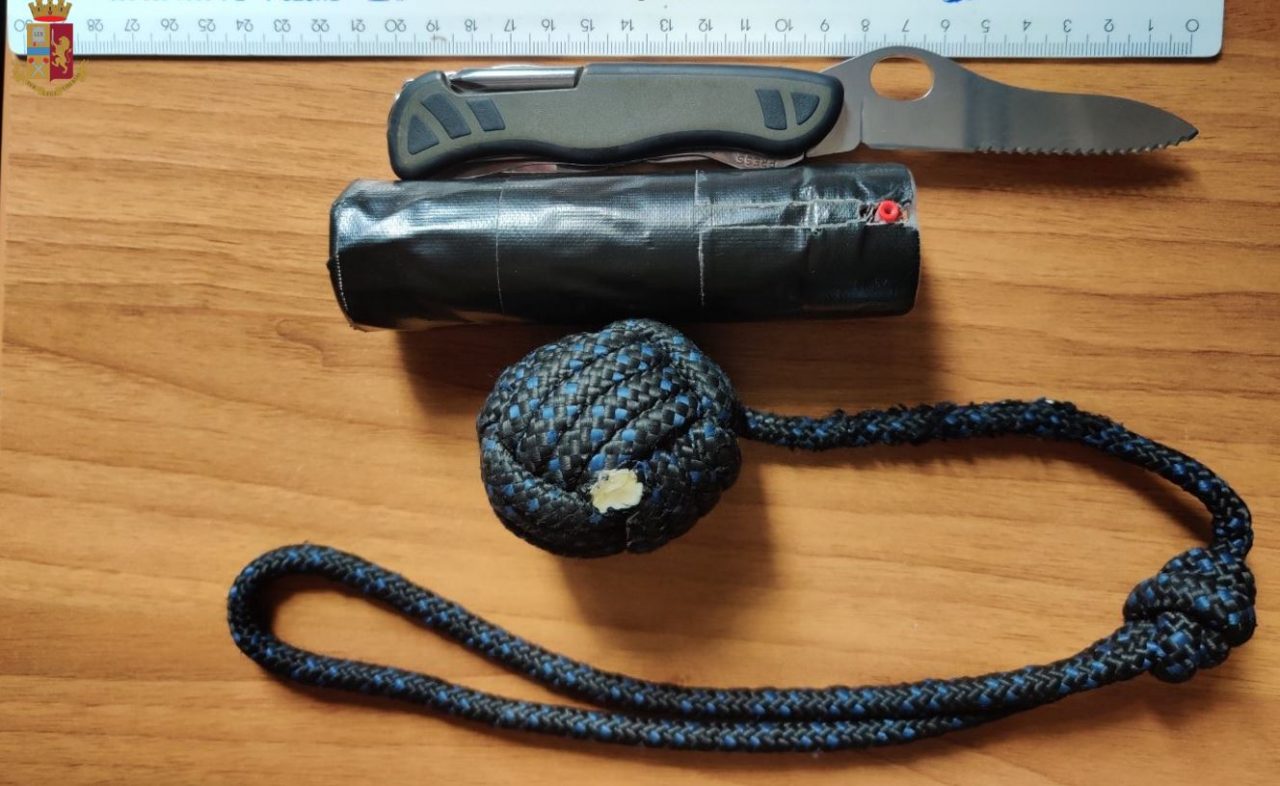 Coltello a serramanico, spray urticante e pugno di scimmia: denunciato per porto d’arma