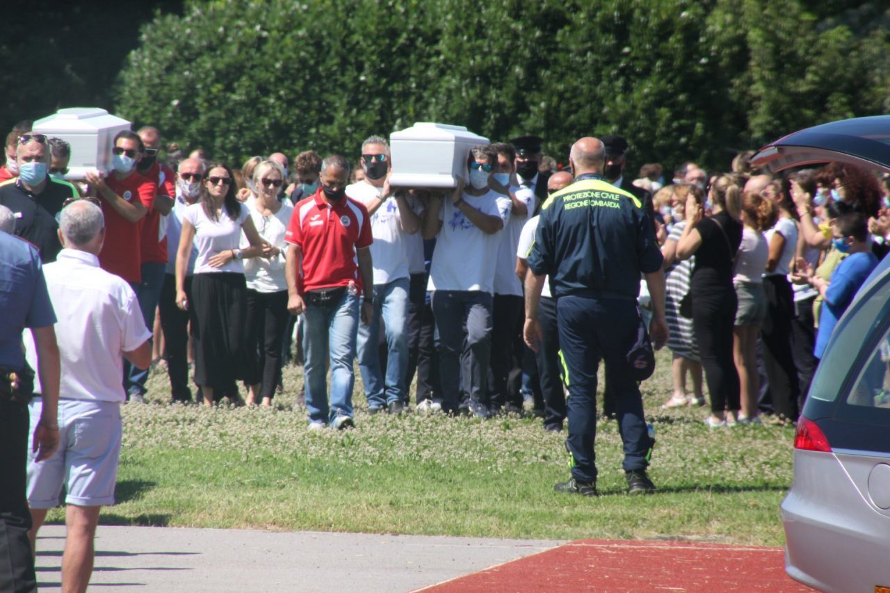 Le parole di Vasco Rossi per l’ultimo saluto ai gemellini uccisi dal padre VIDEO e FOTO