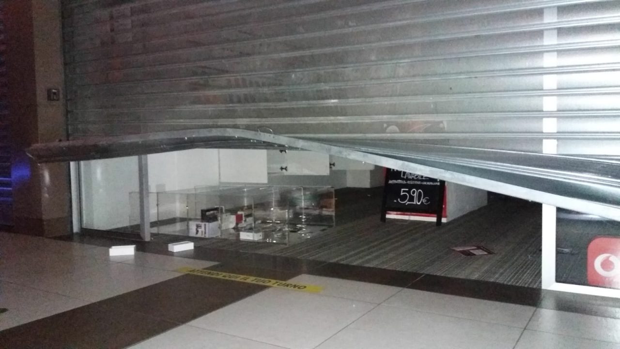 Spaccata al Gigante, via i cellulari