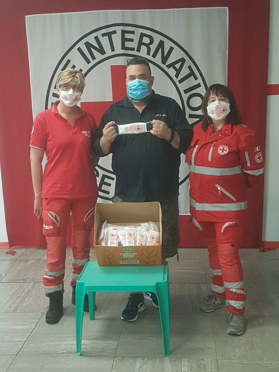 Oltre 100 mascherine donate dal Folk Pub Tradate alla Croce Rossa