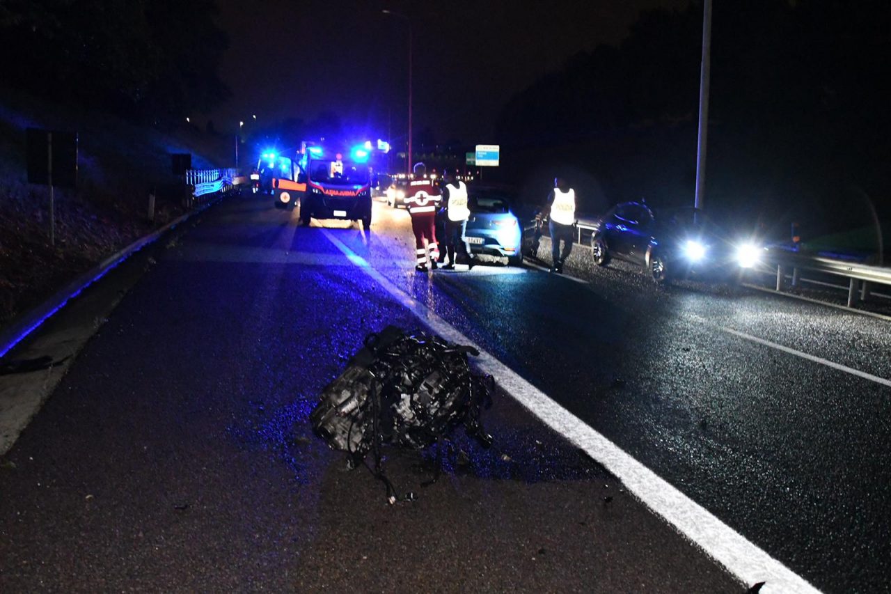 schianto contro il guardrail