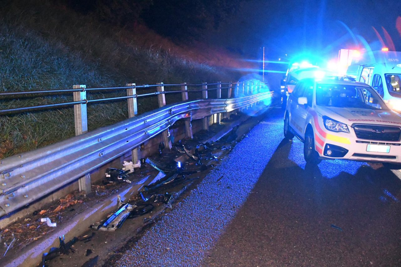 schianto contro il guardrail