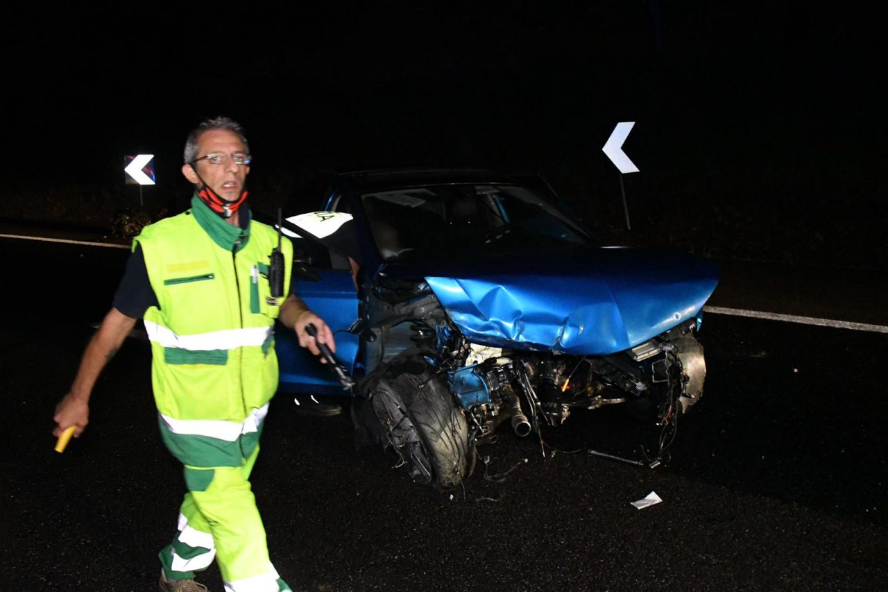 schianto contro il guardrail