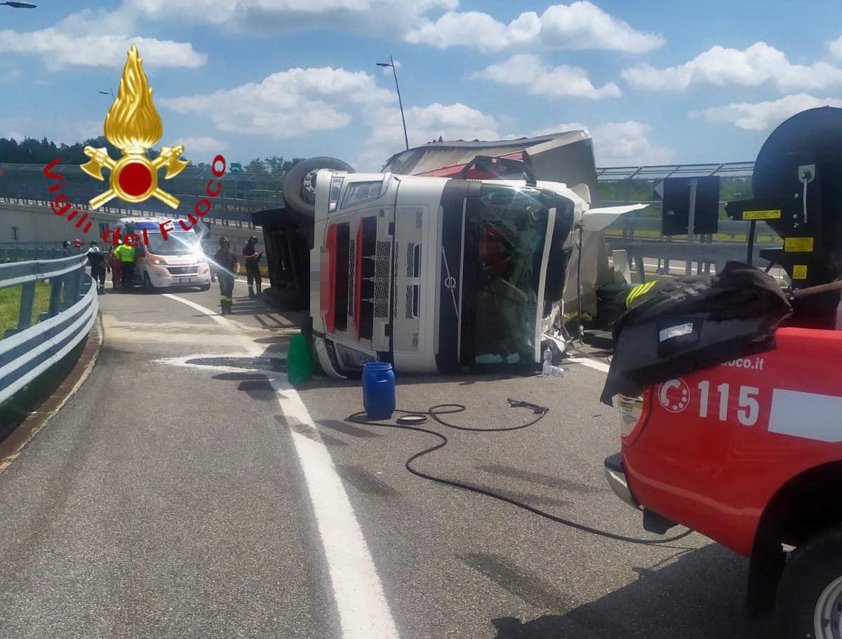 Incidente in Pedemontana a Lomazzo, camion si ribalta