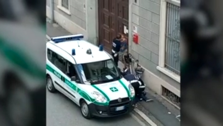 Arresto shock a Gallarate, pugni all’uomo immobilizzato a terra VIDEO