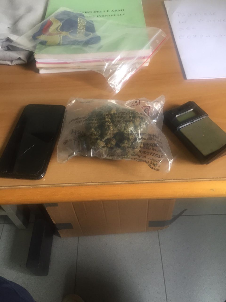 Bilancino e sacchetto di marijuana sulla panchina: denunciato un 16enne
