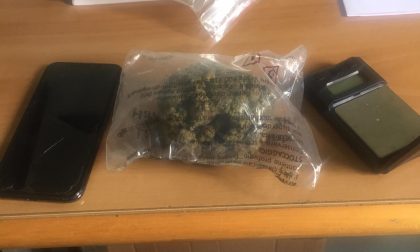 Bilancino e sacchetto di marijuana sulla panchina: denunciato un 16enne