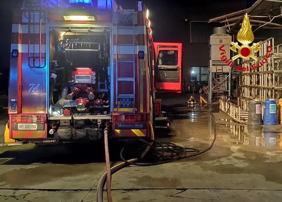 Incendio in ditta a Caronno Pertusella, pompieri in azione