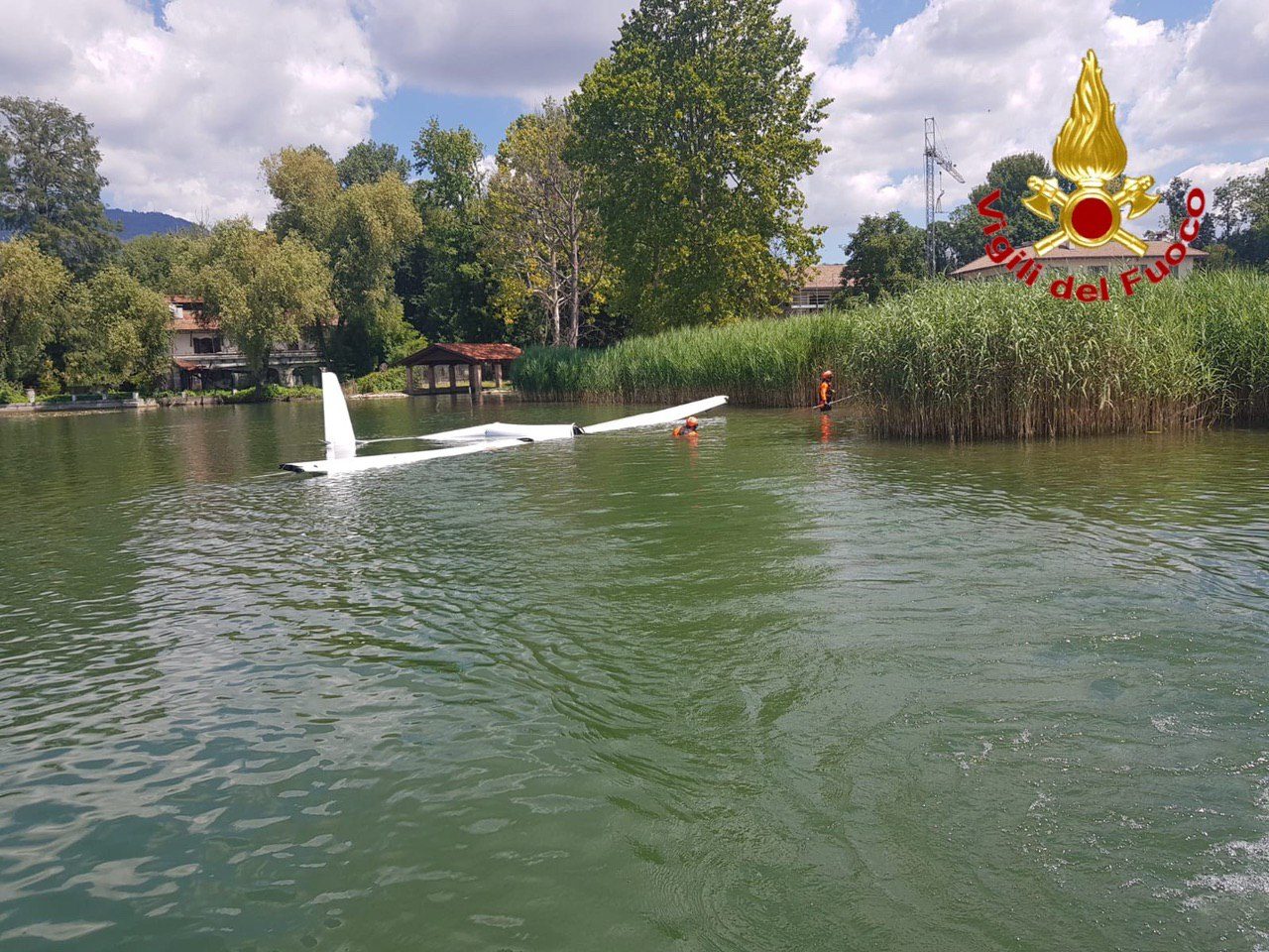 aliante precipitato nel lago di varese