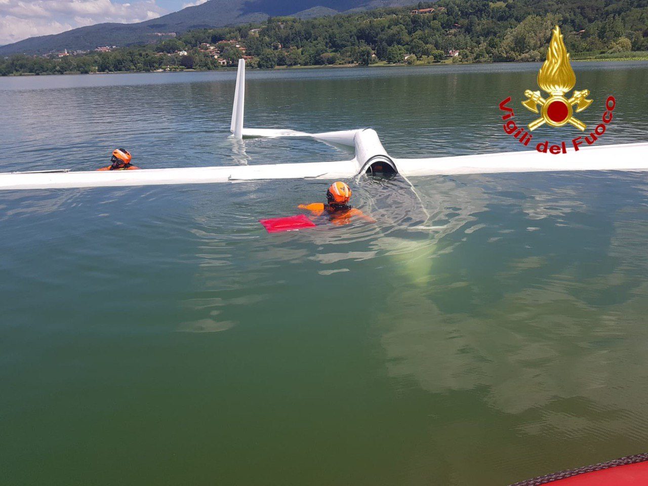 aliante precipitato nel lago di varese