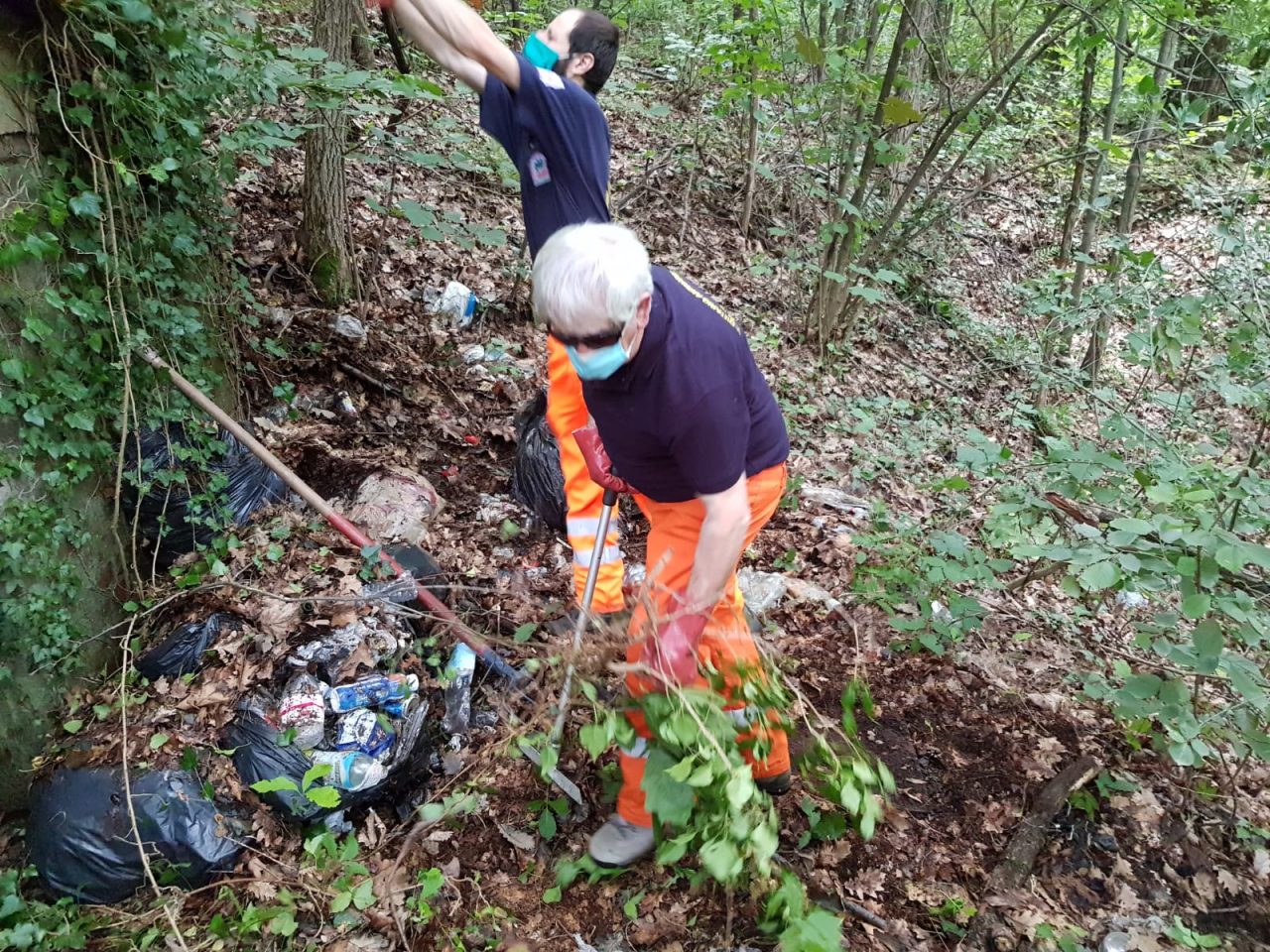 pulizie estive coi volontari dell'antincendio boschivo nel parco pineta in via cappuccini a tradate