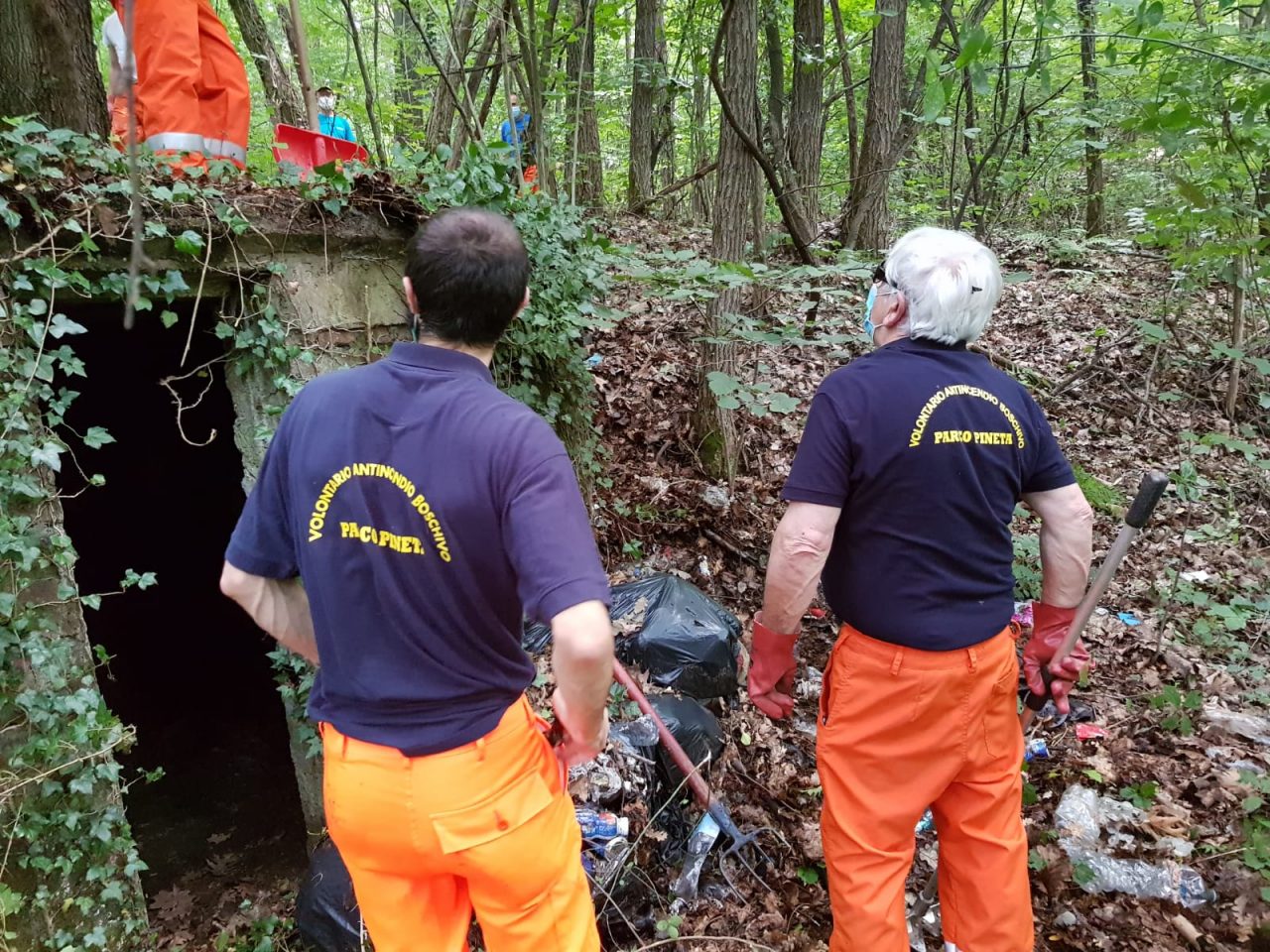 pulizie estive coi volontari dell'antincendio boschivo nel parco pineta in via cappuccini a tradate