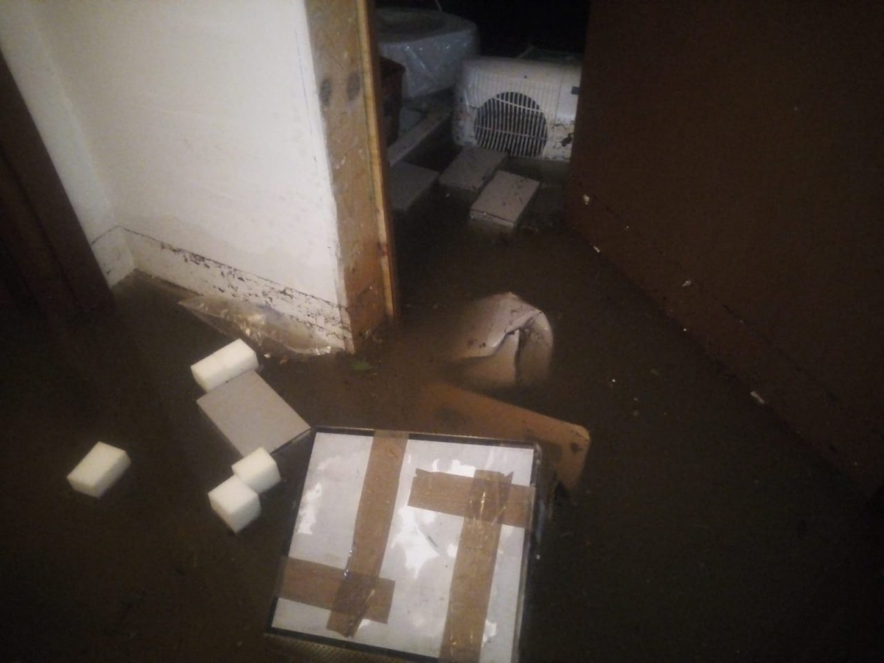 Tradate invasa dall’acqua, fiume in via Santo Stefano. Rabbia di commercianti e residenti: “Tombini intasati” FOTO E VIDEO
